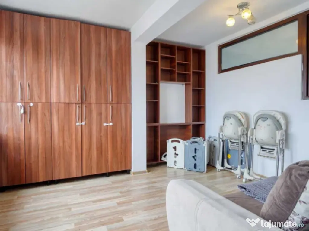 Apartament 3 camere, decomandat - zona Tractorul