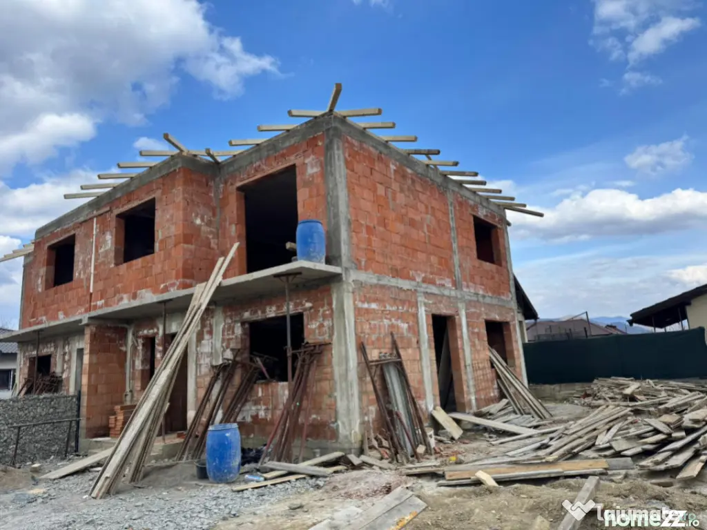 Duplex de vanzare, 124 mp, la rosu