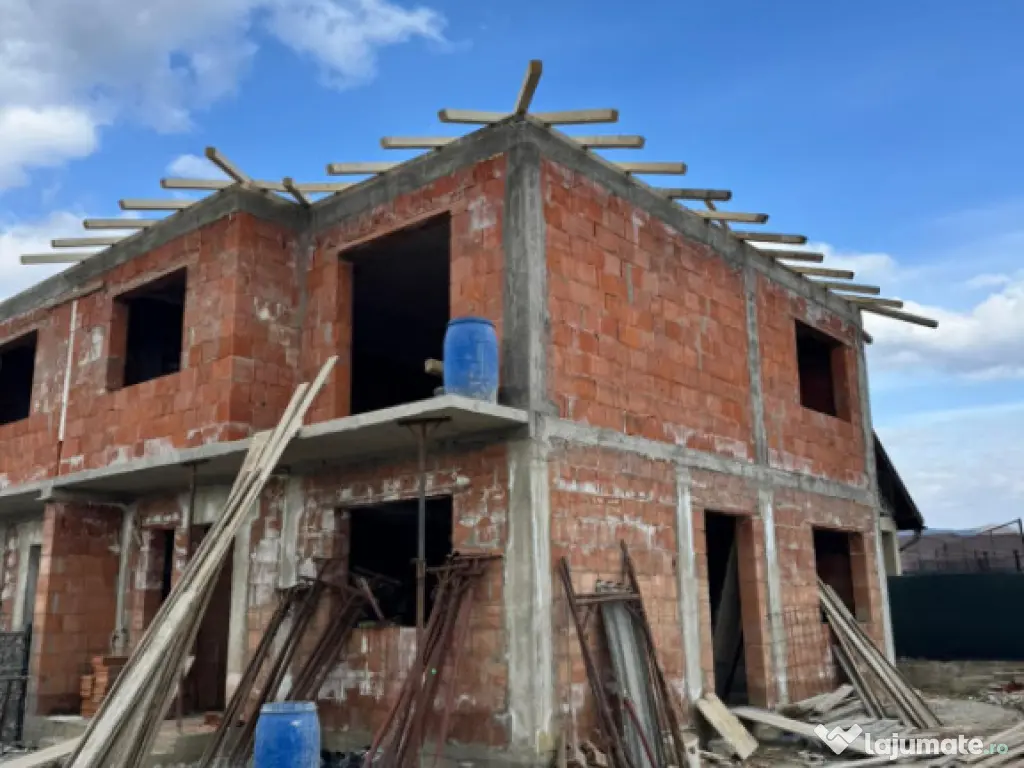 Duplex de vanzare, 124 mp, la rosu