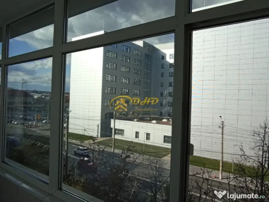 Vand apartament cu 3 camere, decomandat pe Poitiers 