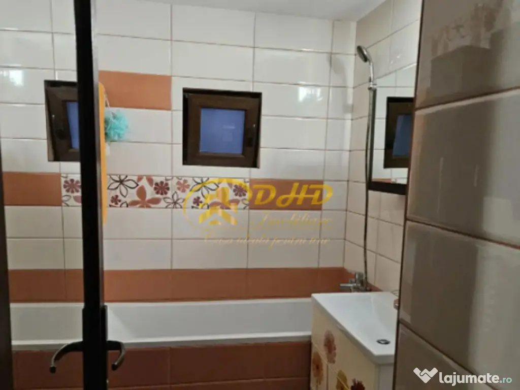 Vand apartament cu 3 camere, decomandat pe Poitiers 