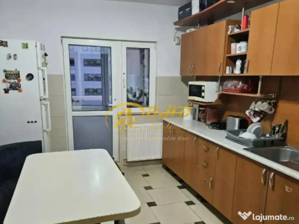 Vand apartament cu 3 camere, decomandat pe Poitiers 