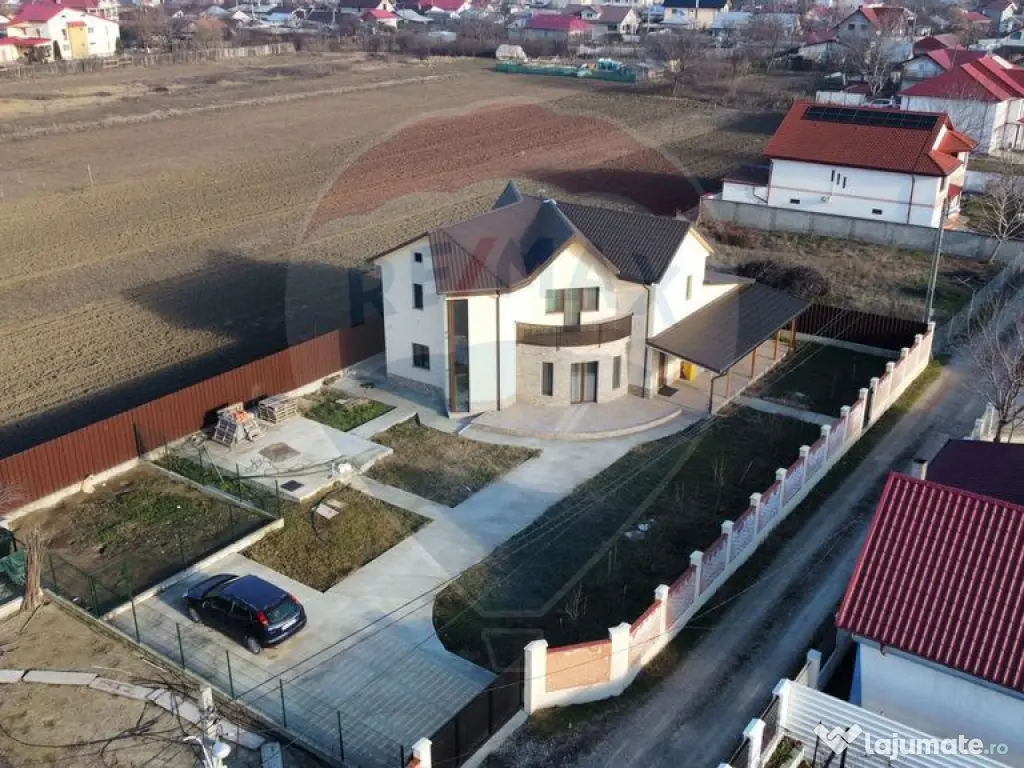 Casă / Vilă deosebită în Golești S+P+1E