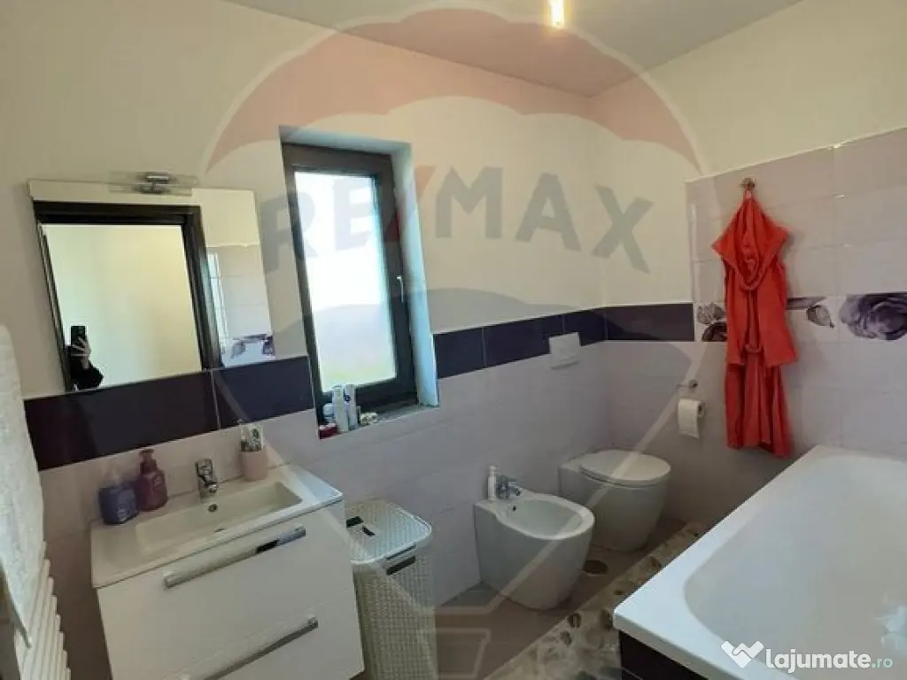 Casă / Vilă deosebită în Golești S+P+1E