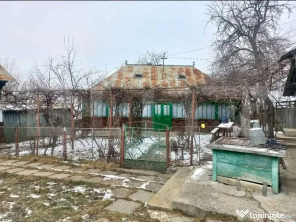 Casa batraneasca, 40 mp si teren intravilan de 2700 mp, loc.