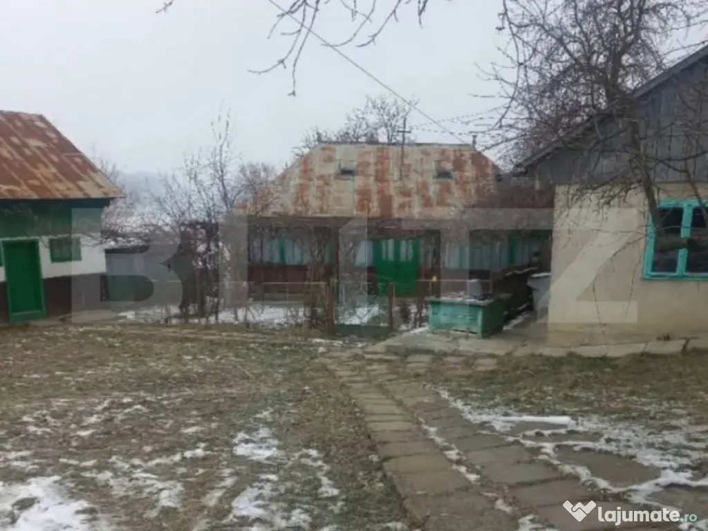 Casa batraneasca, 40 mp si teren intravilan de 2700 mp, loc.
