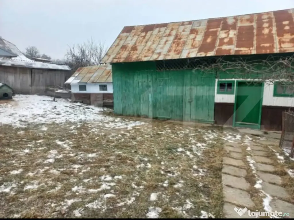 Casa batraneasca, 40 mp si teren intravilan de 2700 mp, loc.
