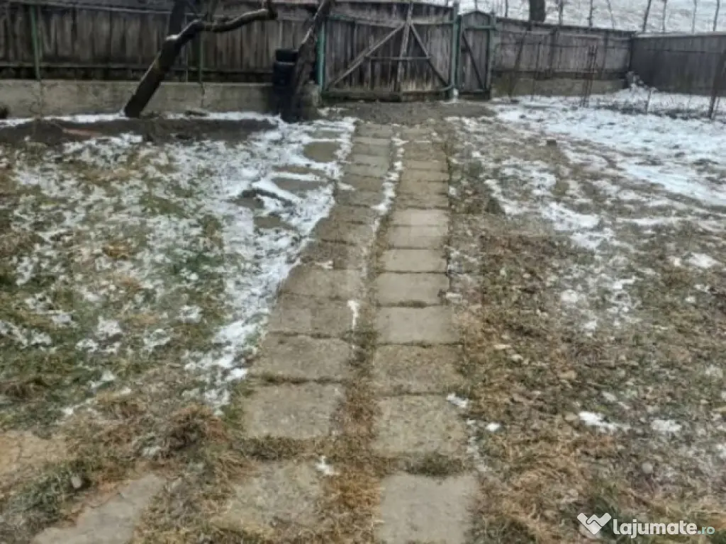 Casa batraneasca, 40 mp si teren intravilan de 2700 mp, loc.