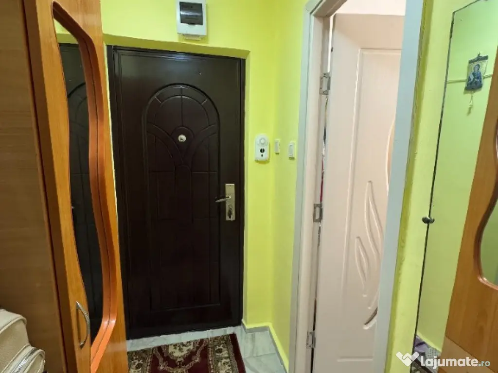 Vand apartament cu 2 camere