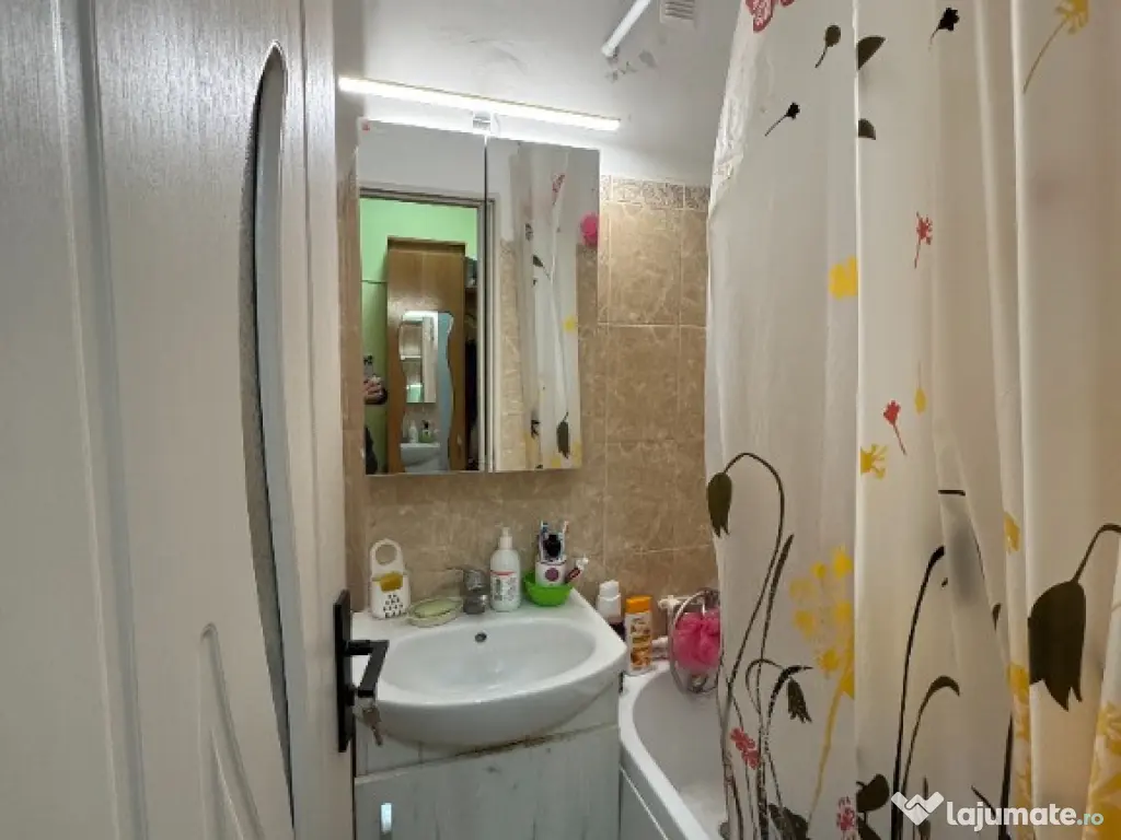 Vand apartament cu 2 camere