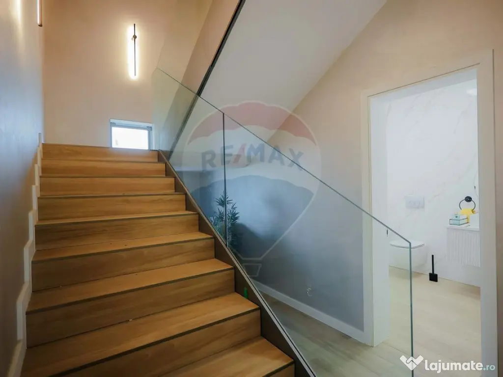 De vânzare Vilă cu 8 camere în Sânmartin, 290 mp util... 