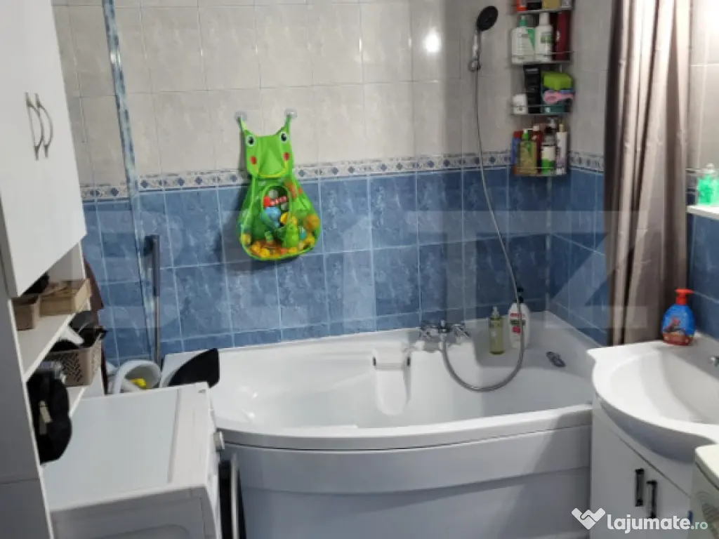 Apartament 2 camere, etaj 1/4, cu parcare inclusa, zona Tine