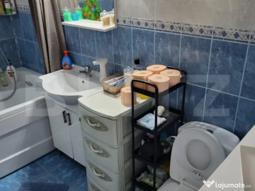 Apartament 2 camere, etaj 1/4, cu parcare inclusa, zona Tine