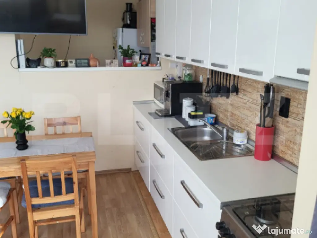 Apartament 2 camere, etaj 1/4, cu parcare inclusa, zona Tine