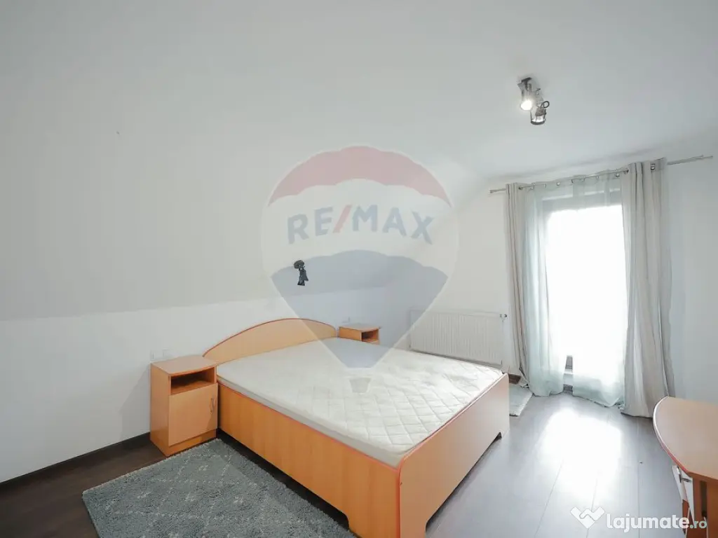 Casă 4 Camere cu Garaj, Construită de Proprietar, Carti... 