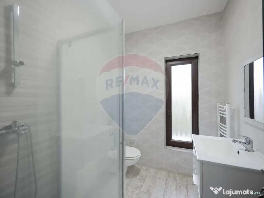 Casă 4 Camere cu Garaj, Construită de Proprietar, Carti... 