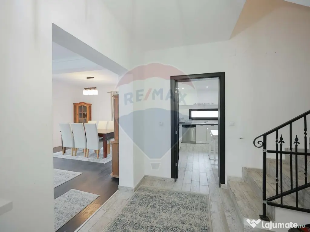 Casă 4 Camere cu Garaj, Construită de Proprietar, Carti... 