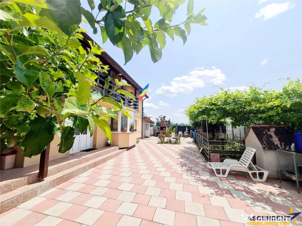 Casa mobilata, accesorizata, luminoasa, vedere munte, zona v