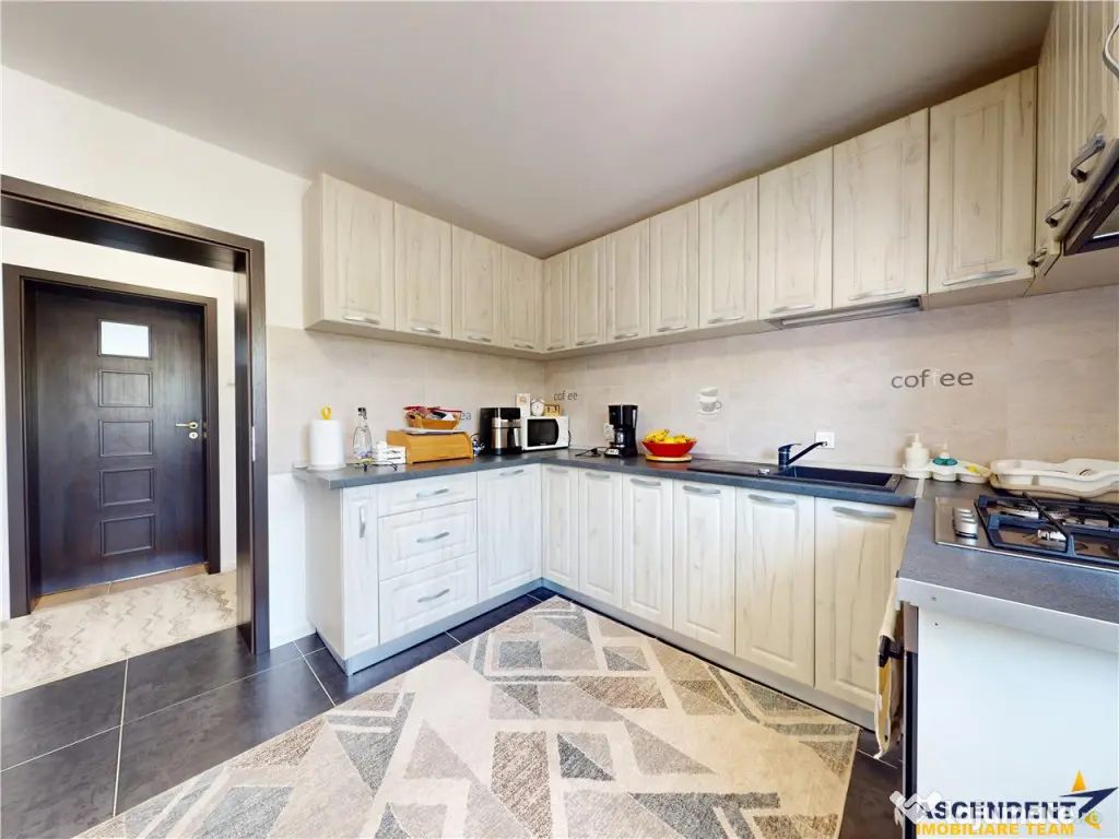 Casa mobilata, accesorizata, luminoasa, vedere munte, zona v