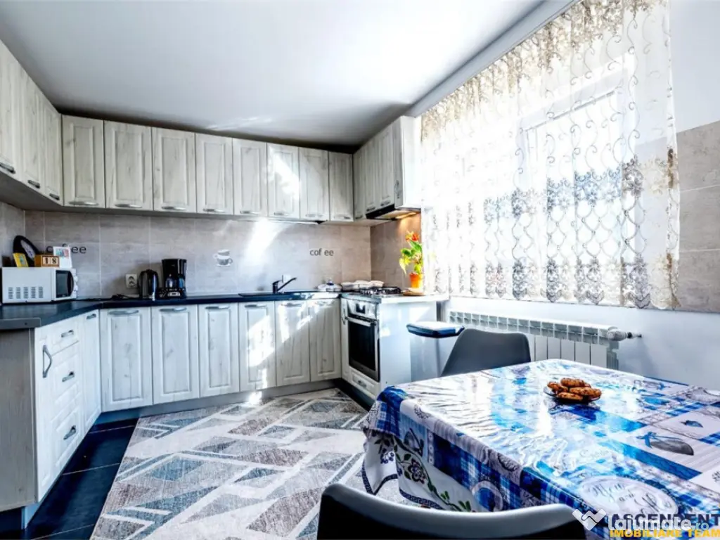 Casa mobilata, accesorizata, luminoasa, vedere munte, zona v