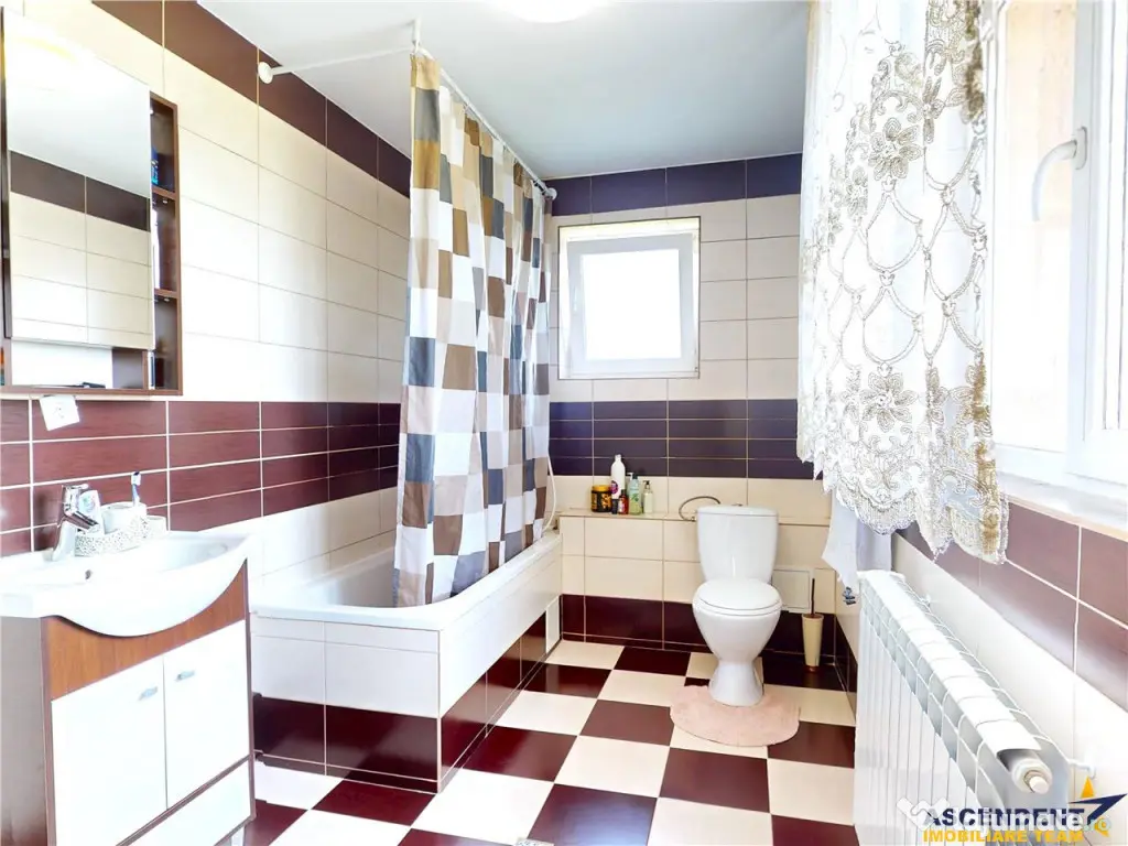 Casa mobilata, accesorizata, luminoasa, vedere munte, zona v