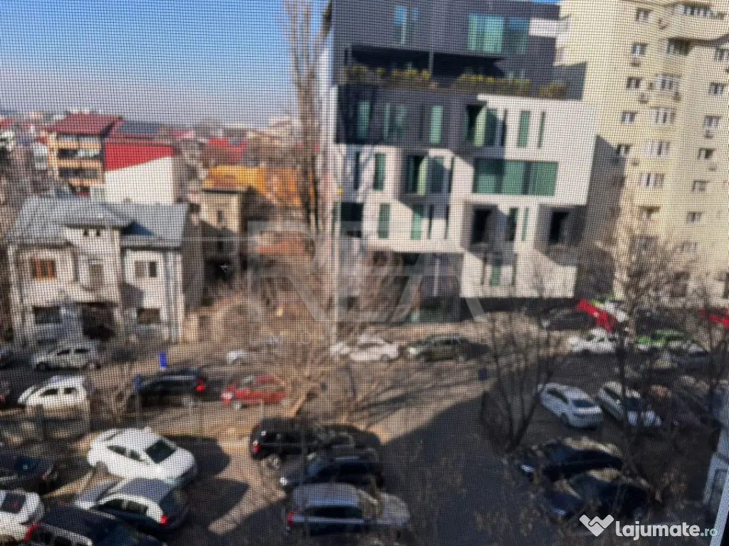 Garsoniera la intersectia Mihalache cu Averescu 