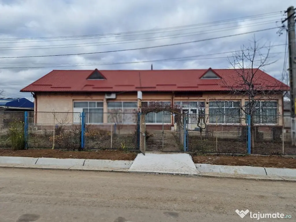 Se oferă spre vânzare / închiriere clădire cu spațiu... 