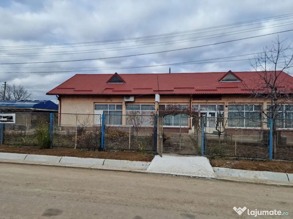 Se oferă spre vânzare / închiriere clădire cu spațiu... 