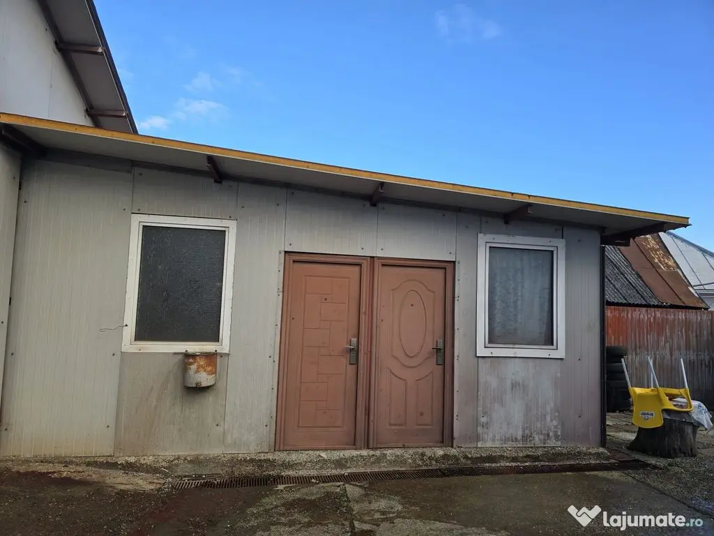 Se oferă spre vânzare / închiriere clădire cu spațiu... 