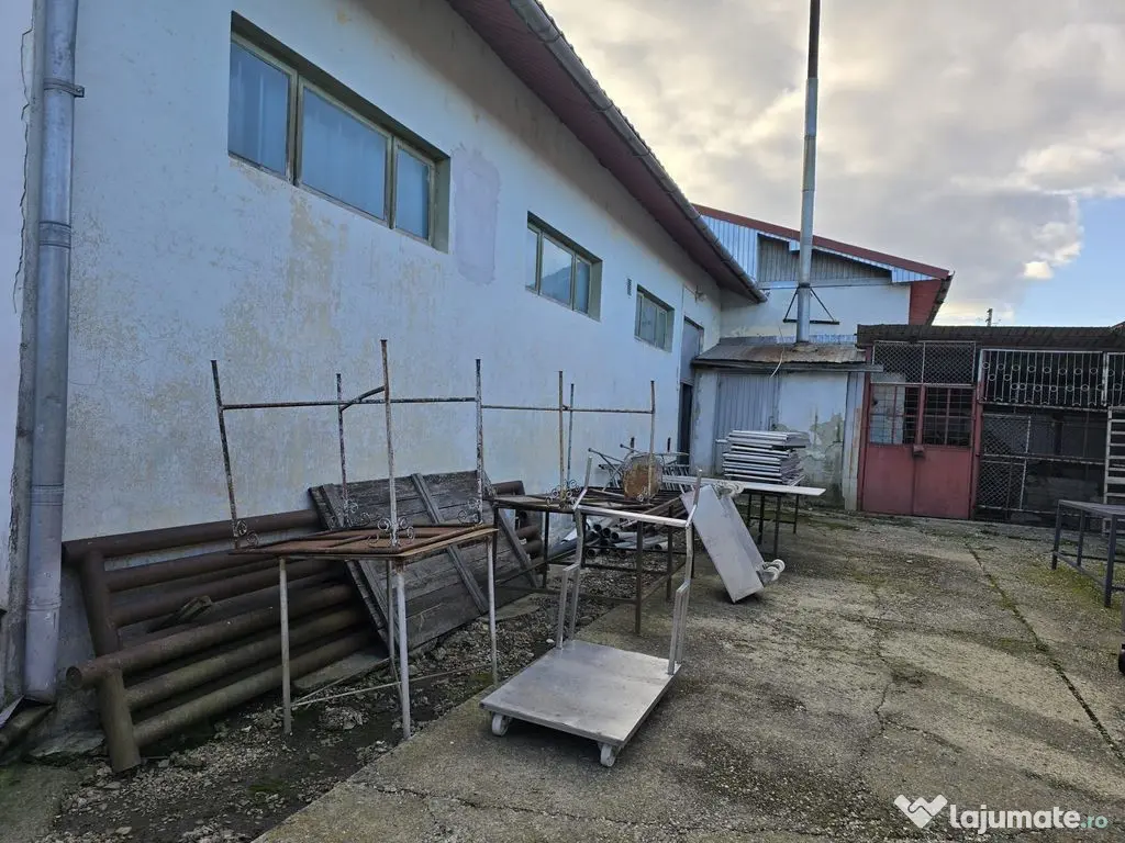Se oferă spre vânzare / închiriere clădire cu spațiu... 