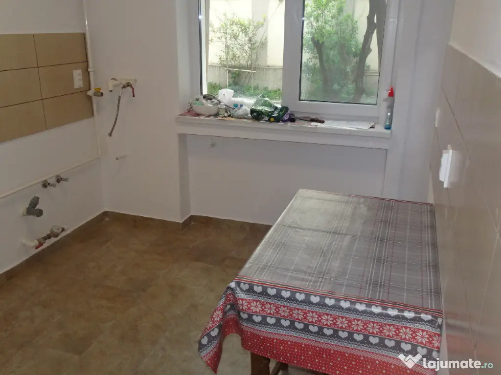Inchiriez apartament 2 camere in Deva, zona ultracentrala, parter, 