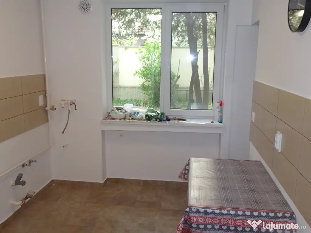 Inchiriez apartament 2 camere in Deva, zona ultracentrala, parter, 