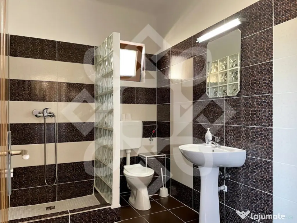 Pensiune cu 7 camere de vanzare in Baile 1 Mai 