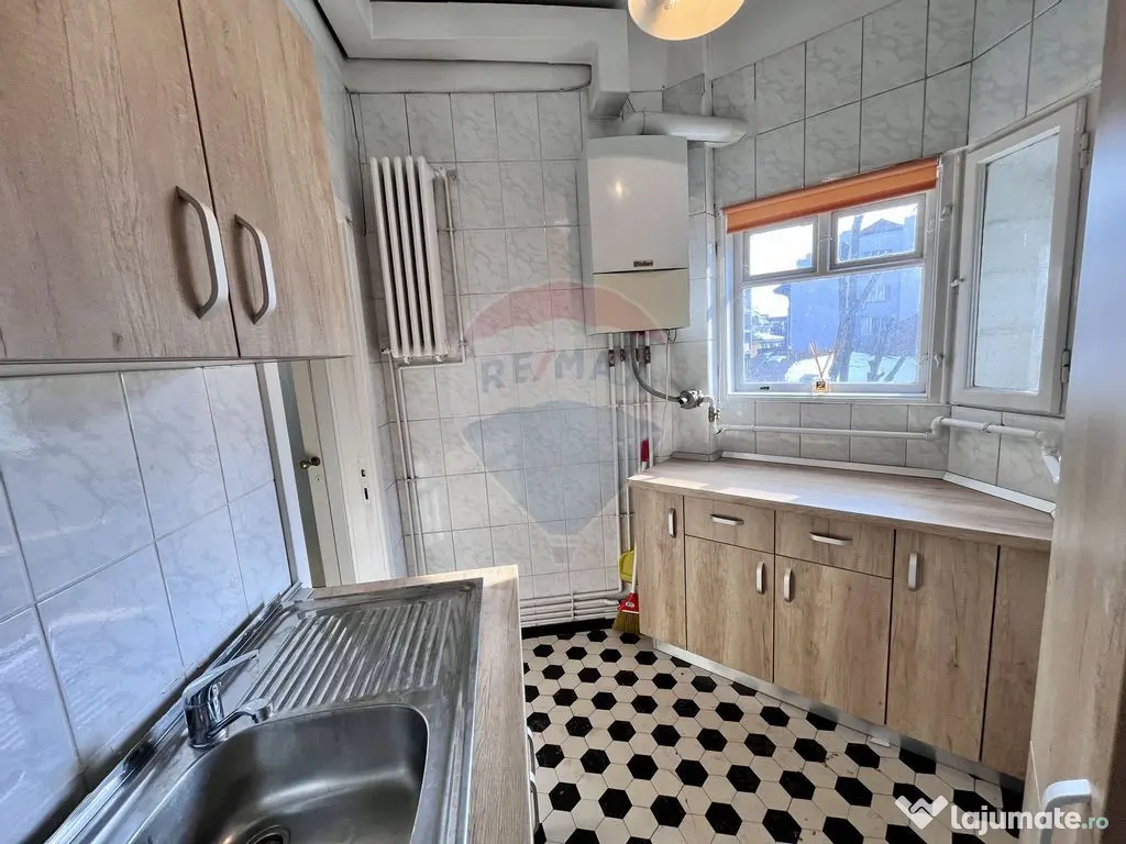 Apartament cu 4 camere nemobilat in P-ta Victoriei langa ... 