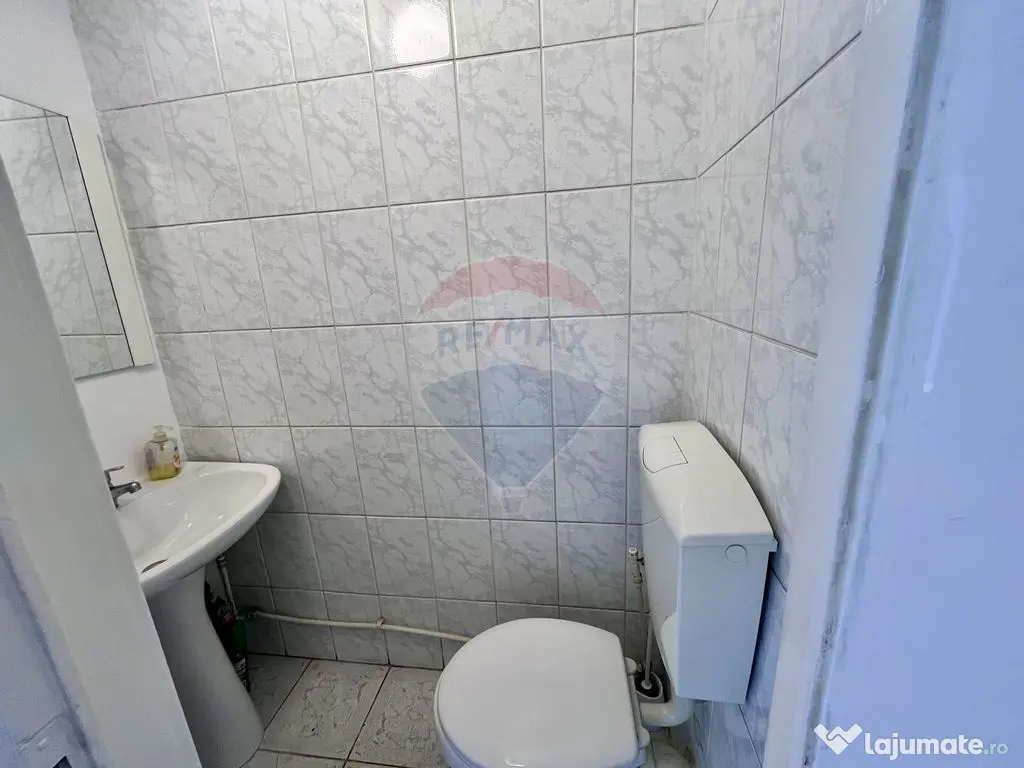 Apartament cu 4 camere nemobilat in P-ta Victoriei langa ... 