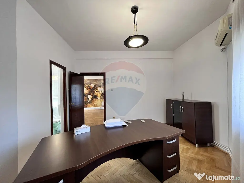 Apartament cu 4 camere nemobilat in P-ta Victoriei langa ... 