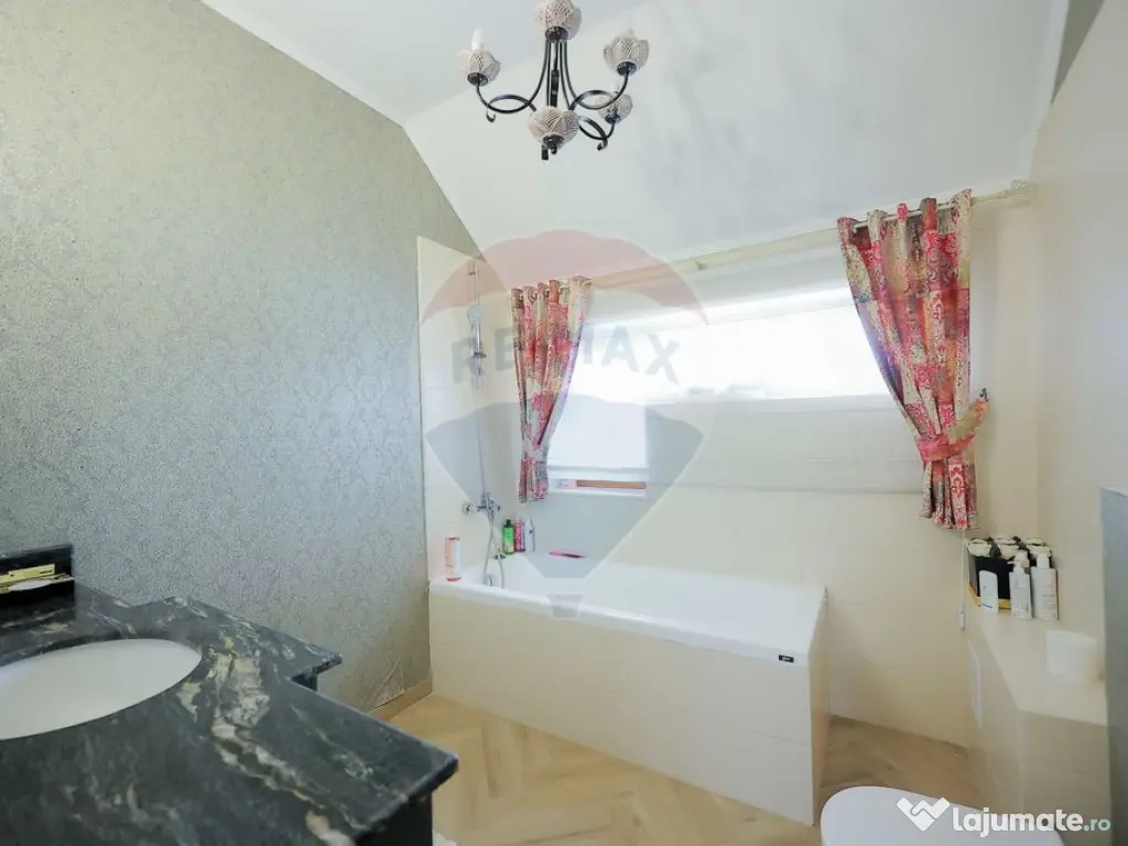 Casă de vânzare cu 4 camere în cartierul Beverly Hills...