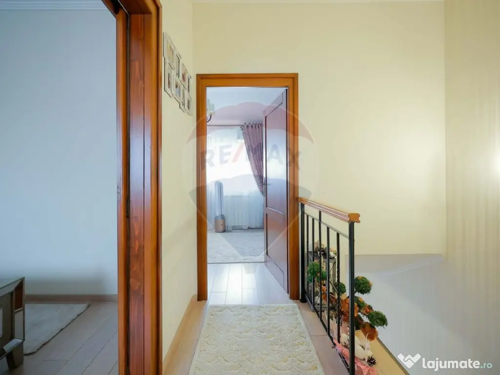 Casă de vânzare cu 4 camere în cartierul Beverly Hills...