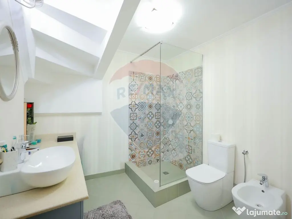 Casă de vânzare cu 4 camere în cartierul Beverly Hills...