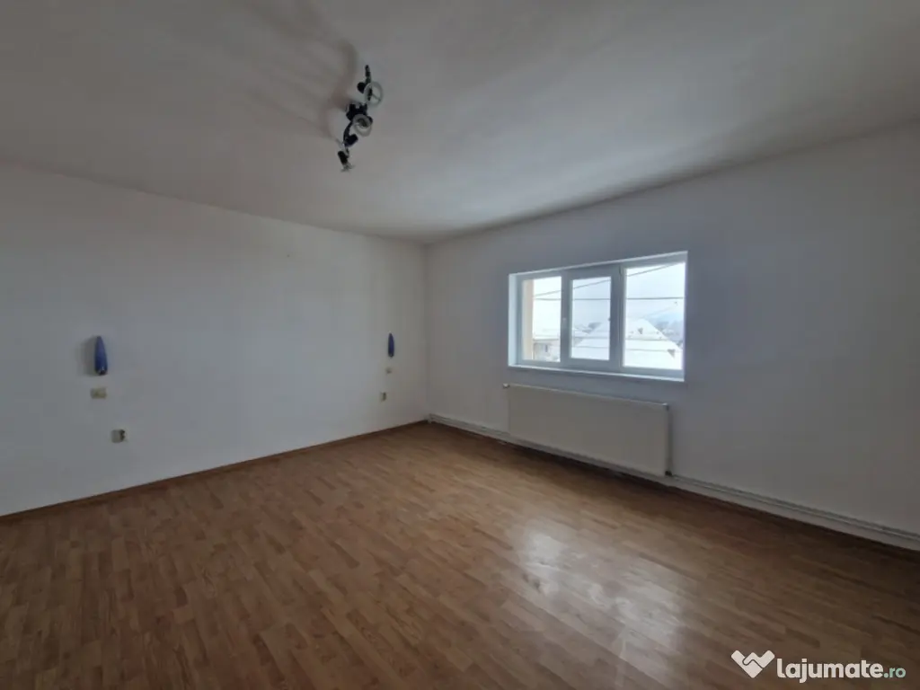 Casă spațioasă în comuna Recea, într-o zonă liniștit? 