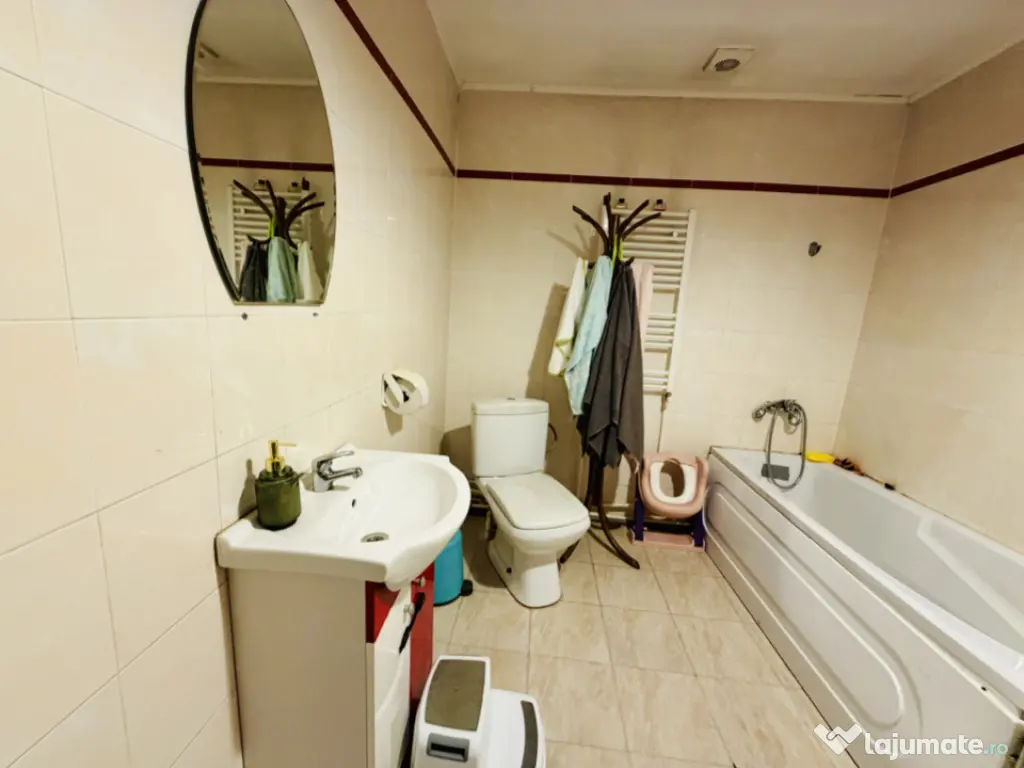 Apartament 3 camere in vila Giulesti zona linistita și curt