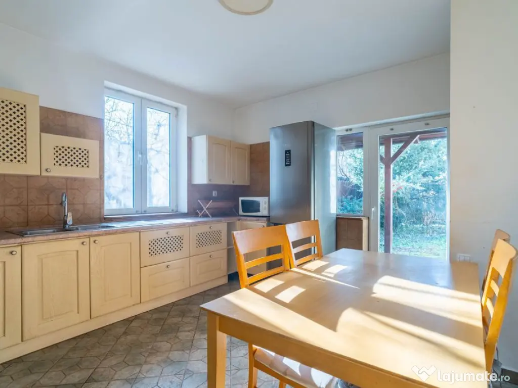 Apartament central la casă, spațios, ideal pentru famil... 