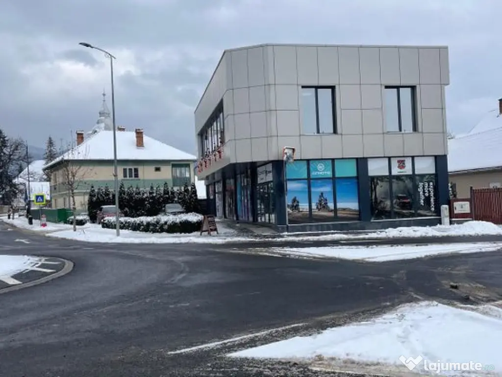Spațiu comercial spațios, zonă cu vad comercial. 