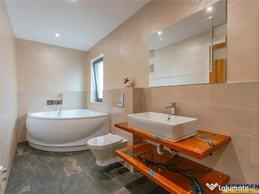 FILM 3D! Vila high tech, cu semineu, jacuzzi, terasa, 10 cam 