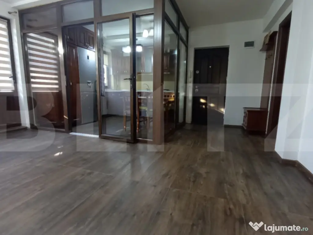 Apartament mobilat, 3 camere, 63 mp, curte 49 mp, parcare, c