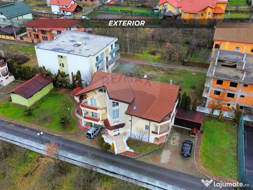 Casă / Vilă de lux cu 2 garaje, 10 camere de vânzare ?...