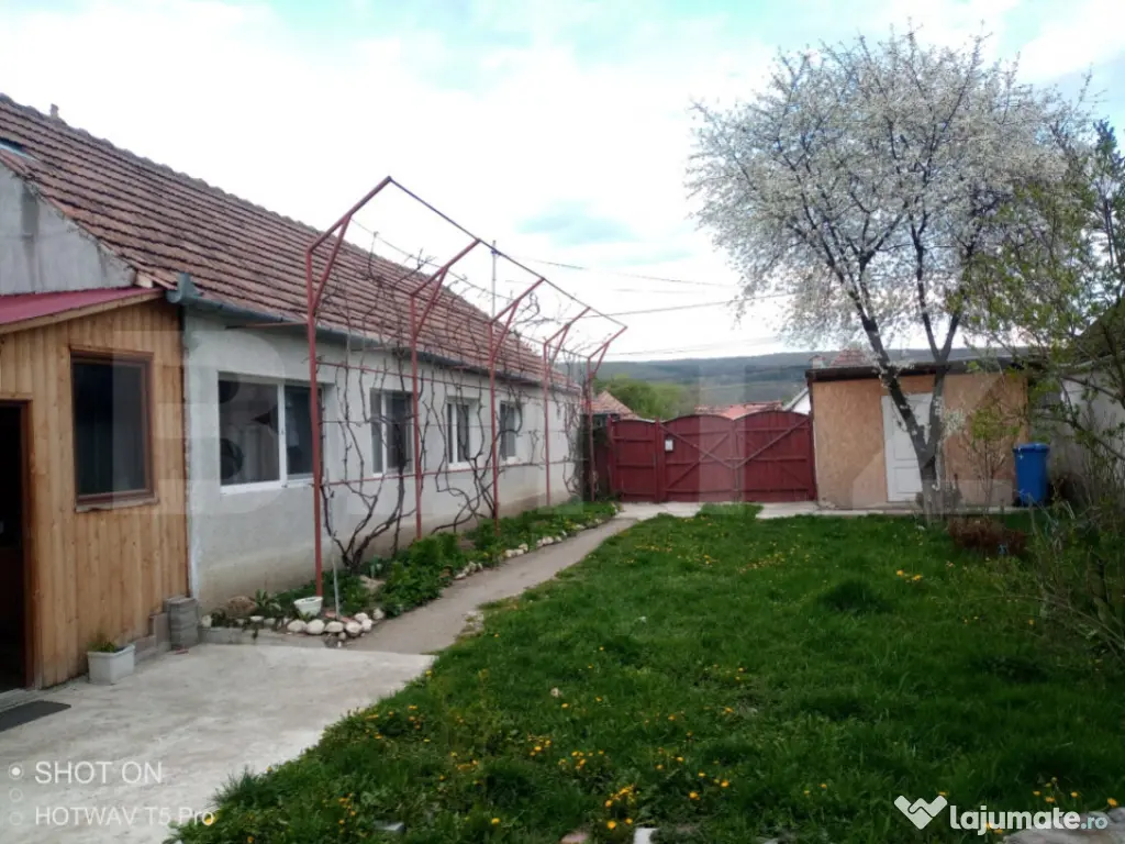Casă de vânzare în comuna Homorod – liniște, confort