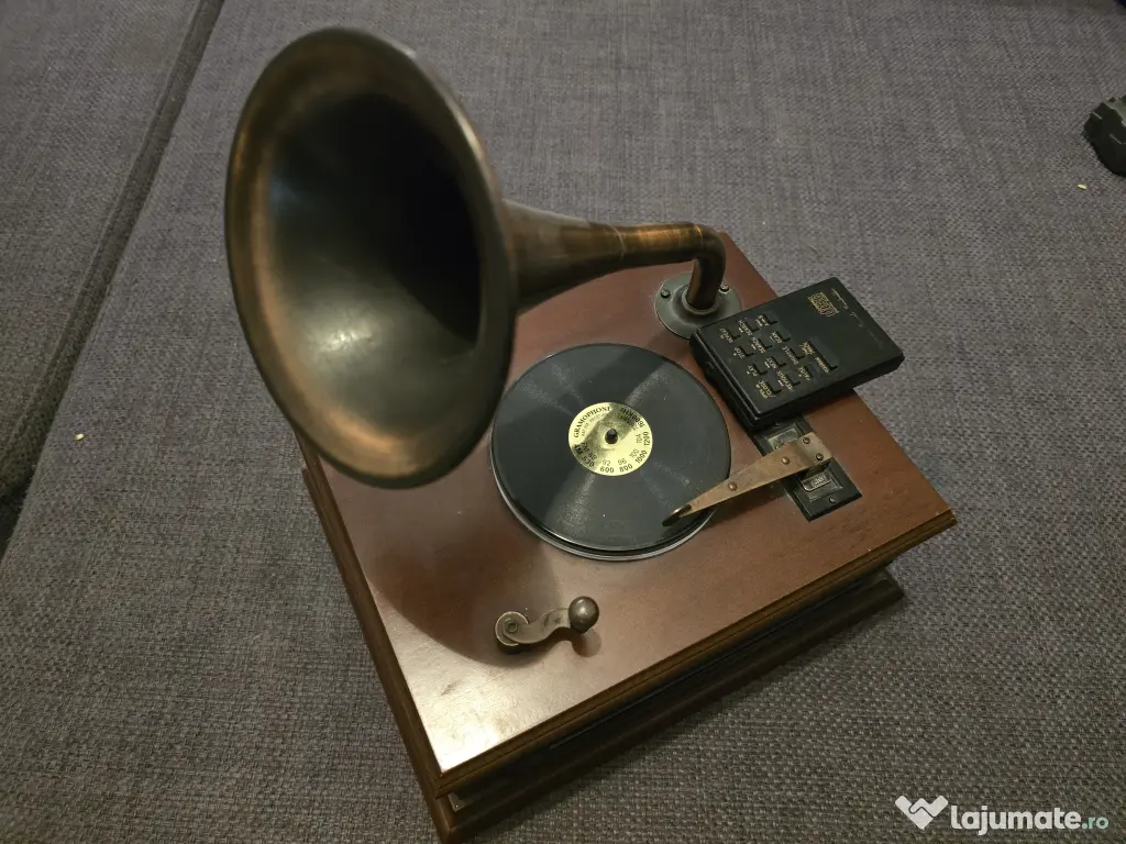 Gramophone vintage, model GMR-1990 
