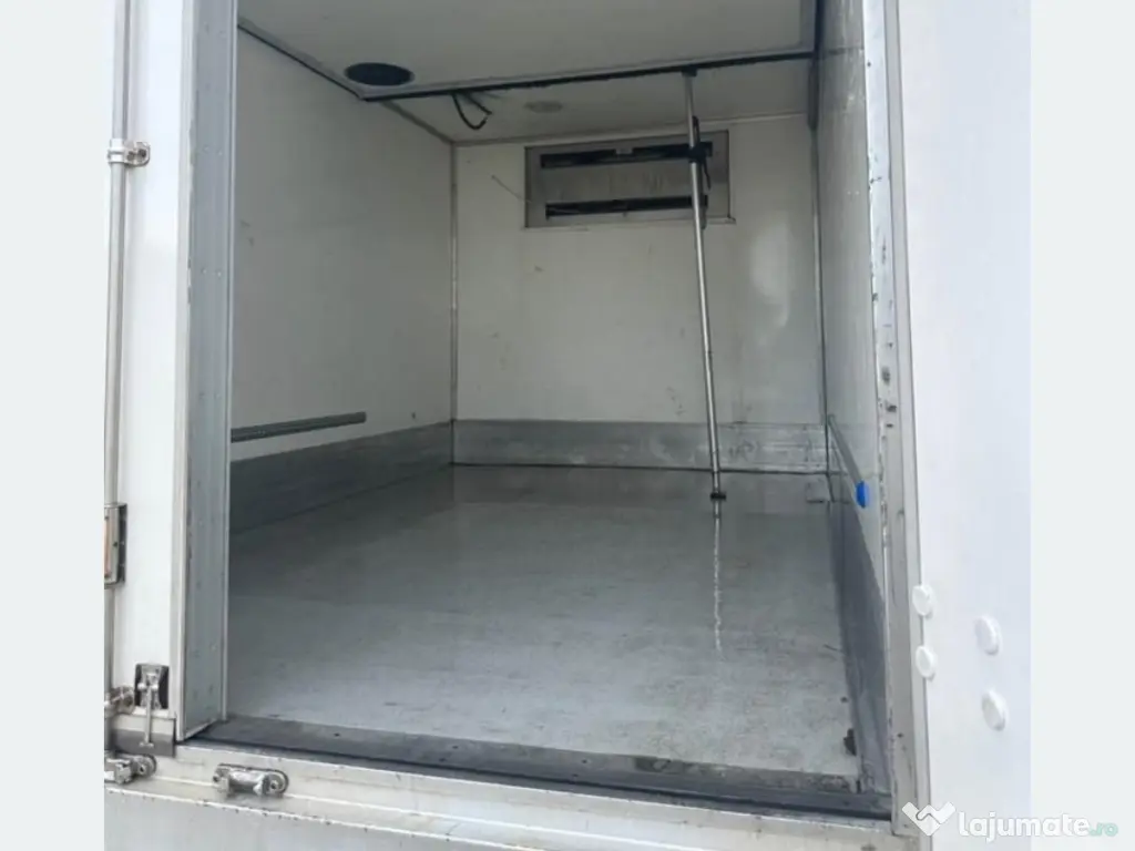 Vând autoutilitara frigorifica