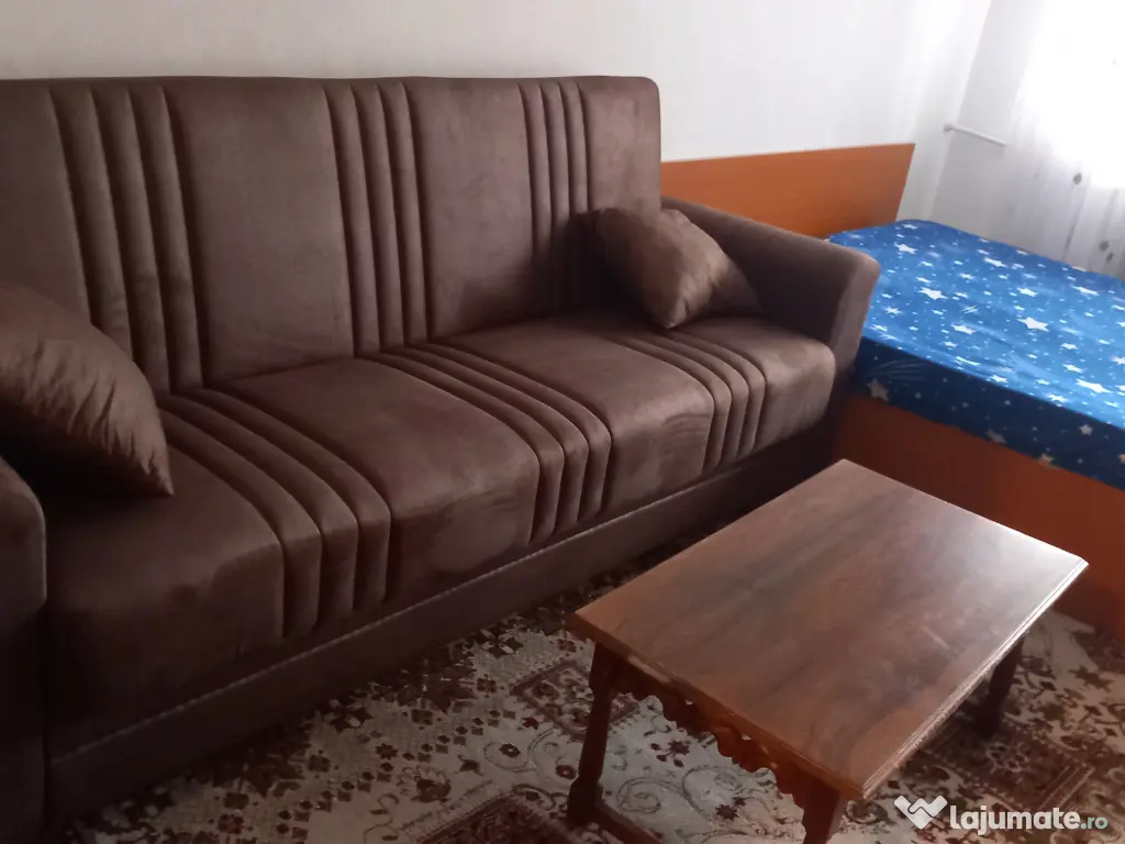 Vând canapea extensibilă aproape nou nouță 